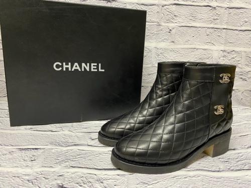 CHANEL/シャネル】から【ターンロックキルテッドショートブーツ