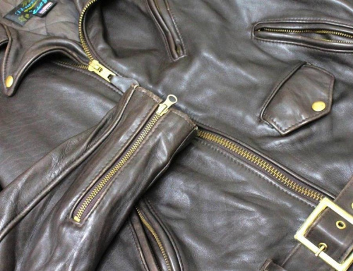 トップスのレザージャケット