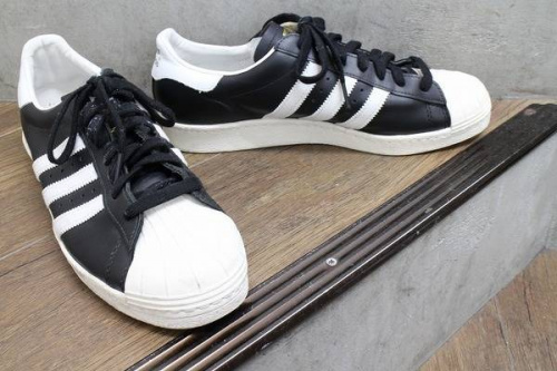 スニーカーのアディダス