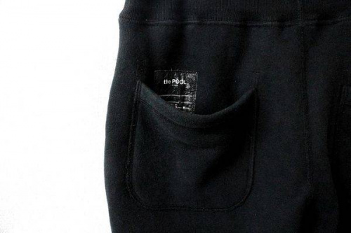 プールアオヤマのスウェットパンツ