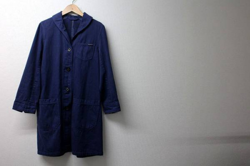 春アウターのトレンチ