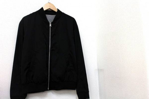 春アウターのトレンチ