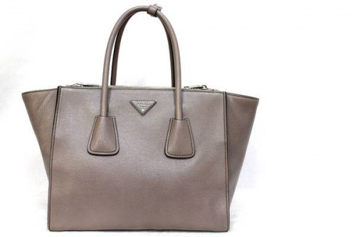 プラダのバッグ