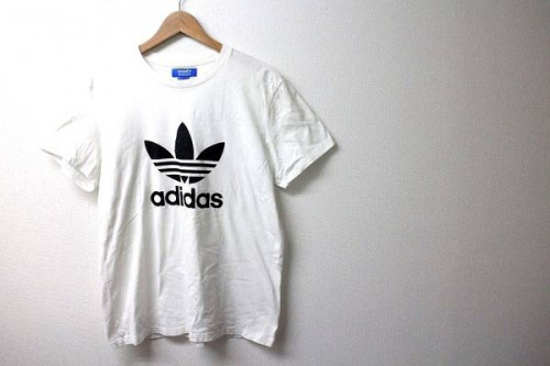 adidasのロゴT