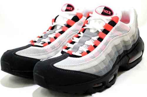 スポーツブランドのスニーカー