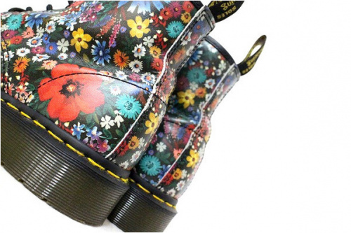 ト゛クターマーチンの6ホールブーツ