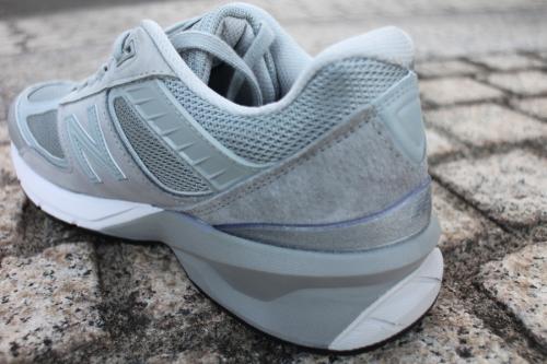 M990V5のスニーカー