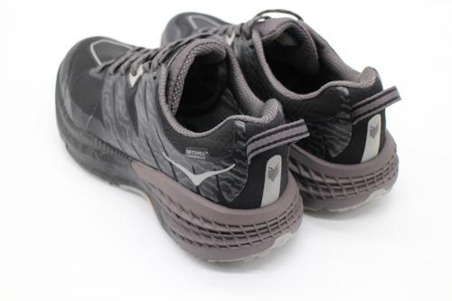 ホカ オネオネのスニーカー