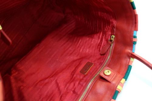 プラダの編込みトートバッグ