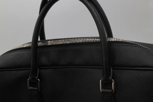 プラダのレザーブリーフバッグ