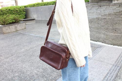 レザーショルダーバッグのポシェット