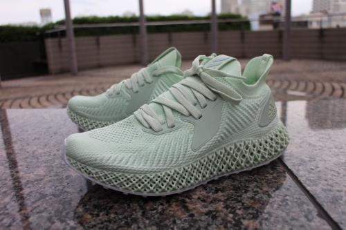 スニーカーのadidas