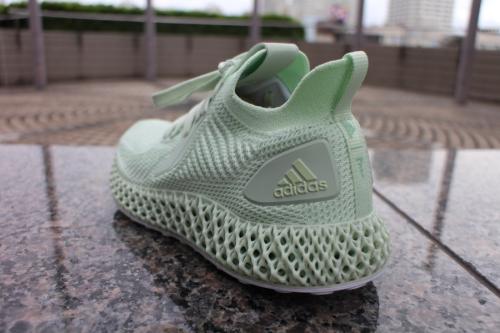 adidasのアディダス