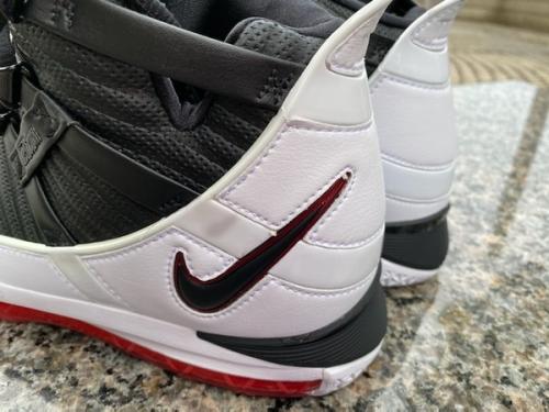 ズームレブロン3のスニーカー