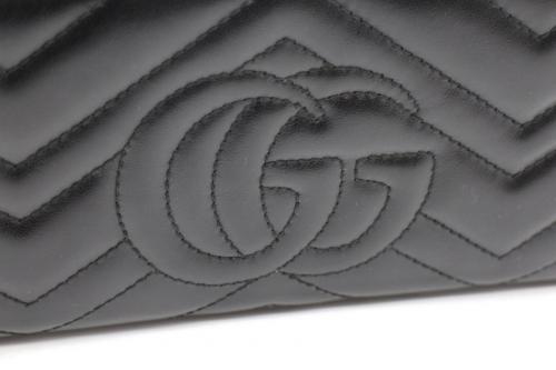 グッチのジップアラウンドウォレット