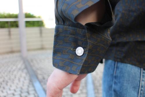 総柄シャツのロゴ