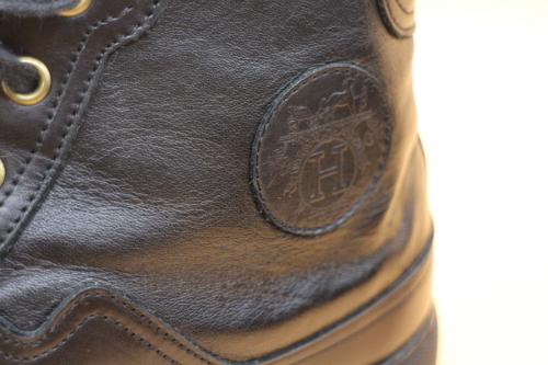 エルメスのベルトストラップレザーハイカットスニーカー