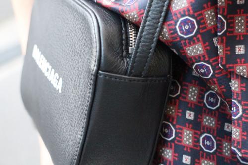 バレンシアガのEVERYDAY CAM BAG