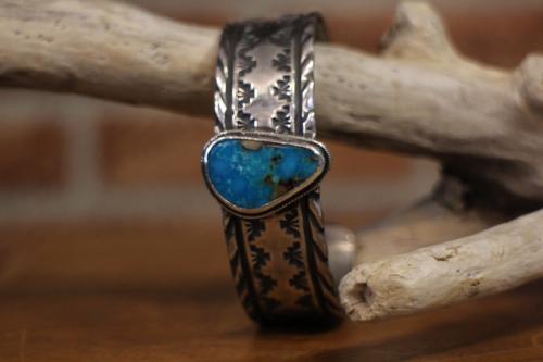 スタンプワークターコイズバングルのインディアンジュエリー