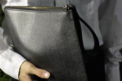 クラッチバッグのレザー