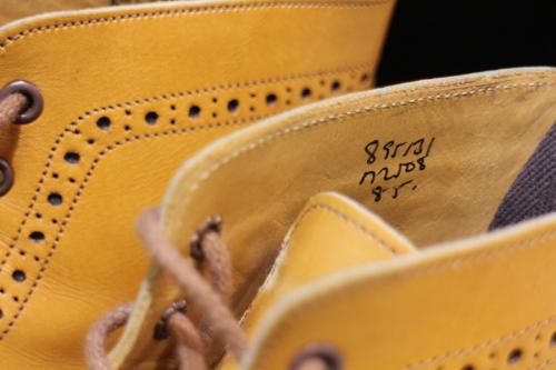 トリッカーズのウイングチップブーツ