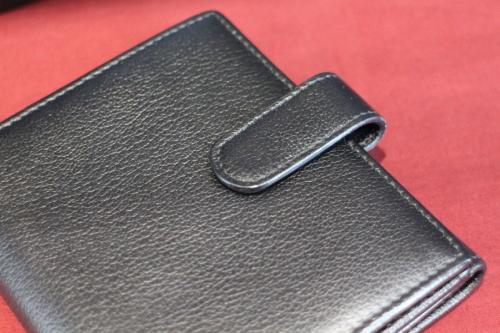 シャネルのカーフレザー2つ折り財布