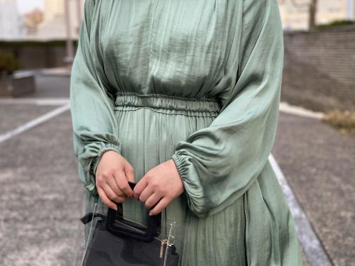 ソフィットのサテンマキシワンピース