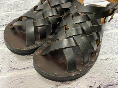 ユッタニューマンのベノーレザーメッシュサンダル