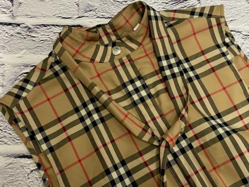 バーバリーのノヴァチェックバンドカラーノースリーブブラウス