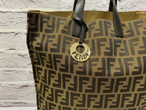 フェンディのズッカ柄トートバッグ