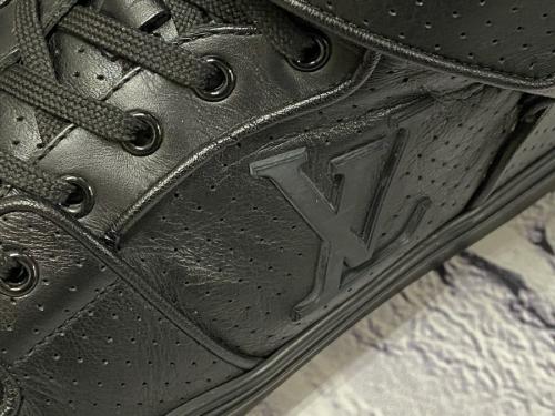 ルイヴィトンのミドルカットレザースニーカー