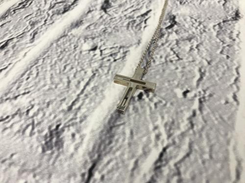 グッチのGモチーフクロスネックレス