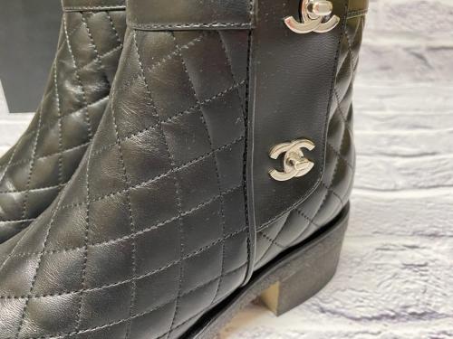 シャネルのターンロックキルテッドショートブーツ