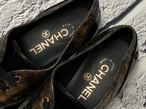 シャネルの切替パテントシューズ