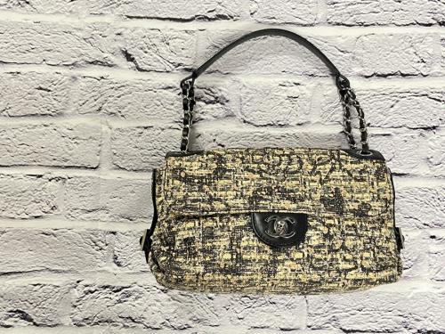 シャネルのアイコンプリントツイードチェーンショルダーバッグ