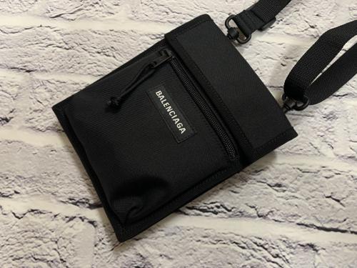 バレンシアガのEXPLORERショルダーバッグ