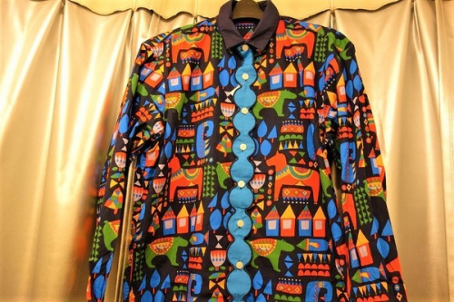 柄シャツの川崎