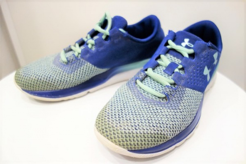 ランニングシューズのスニーカー