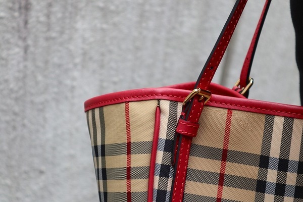 BURBERRY/バーバリーより上品なノバチェックナイロントートバッグが