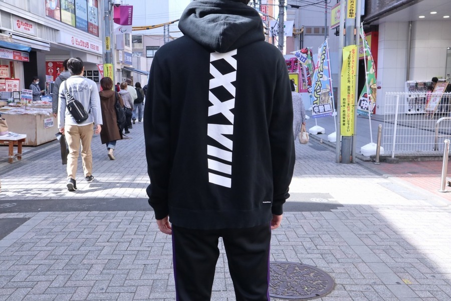 F.C.R.B./エフシーアールビー】より、ロゴプリントプルオーバー F.C.R.B./エフシーアールビー】より、ロゴプリントプルオーバー