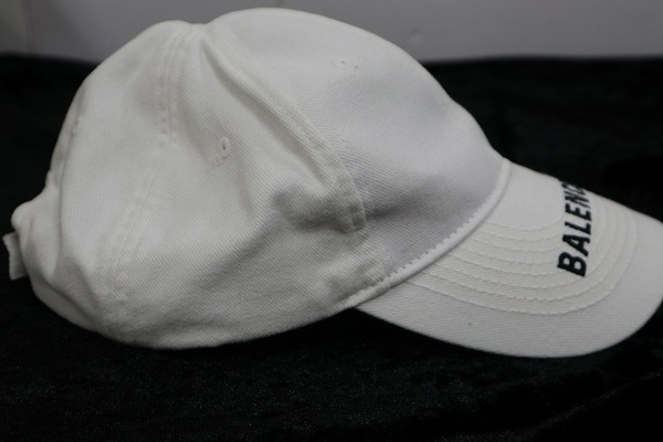 BALENCIAGA ホワイト ベースボールキャップ/人気/Y2K/ユニセックス BALENCIAGA/バレンシアガ】よりロゴベースボールキャップが二点入荷