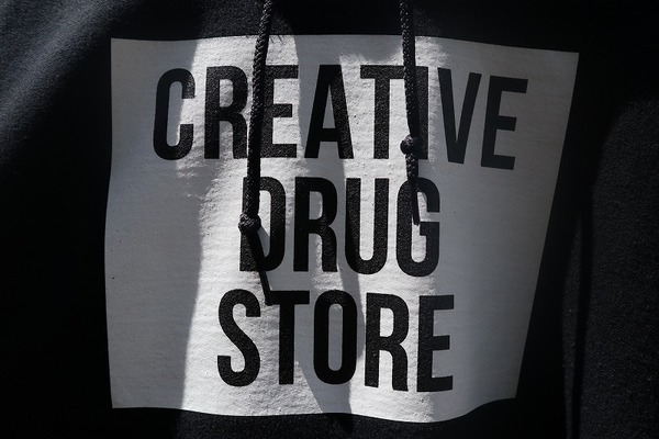creative drug store boxロゴパーカー