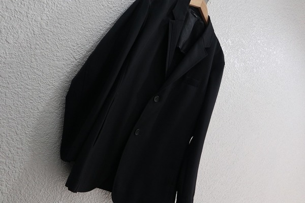 ISSEY MIYAKE MEN/イッセイミヤケメン】よりプリーツデザイン2B