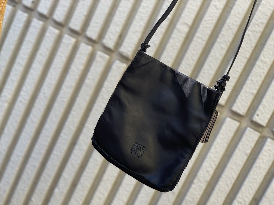 クッキー様 LOEWE アナグラム ロゴ ナッパレザー ショルダーバッグ 定番人気のインポートブランド【LOEWE / ロエベ】よりアナグラムロゴ