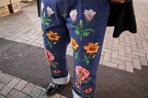 GUCCI／グッチ】から、フラワー刺繍ロールアップバギーデニムパンツが 