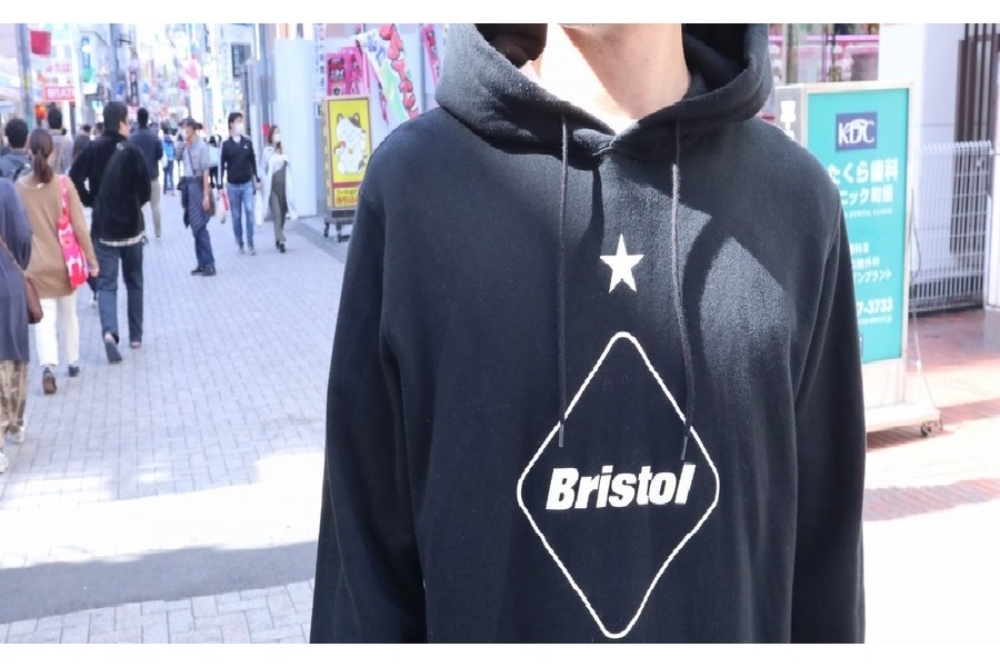 F.C.R.B.／エフシーアールビー】より、ロゴプリントプルオーバー 