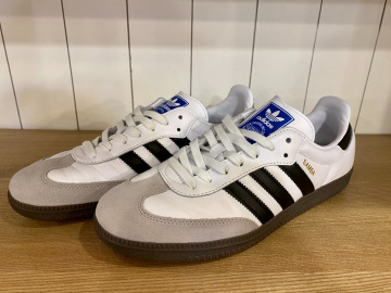 「スニーカーのadidas 」