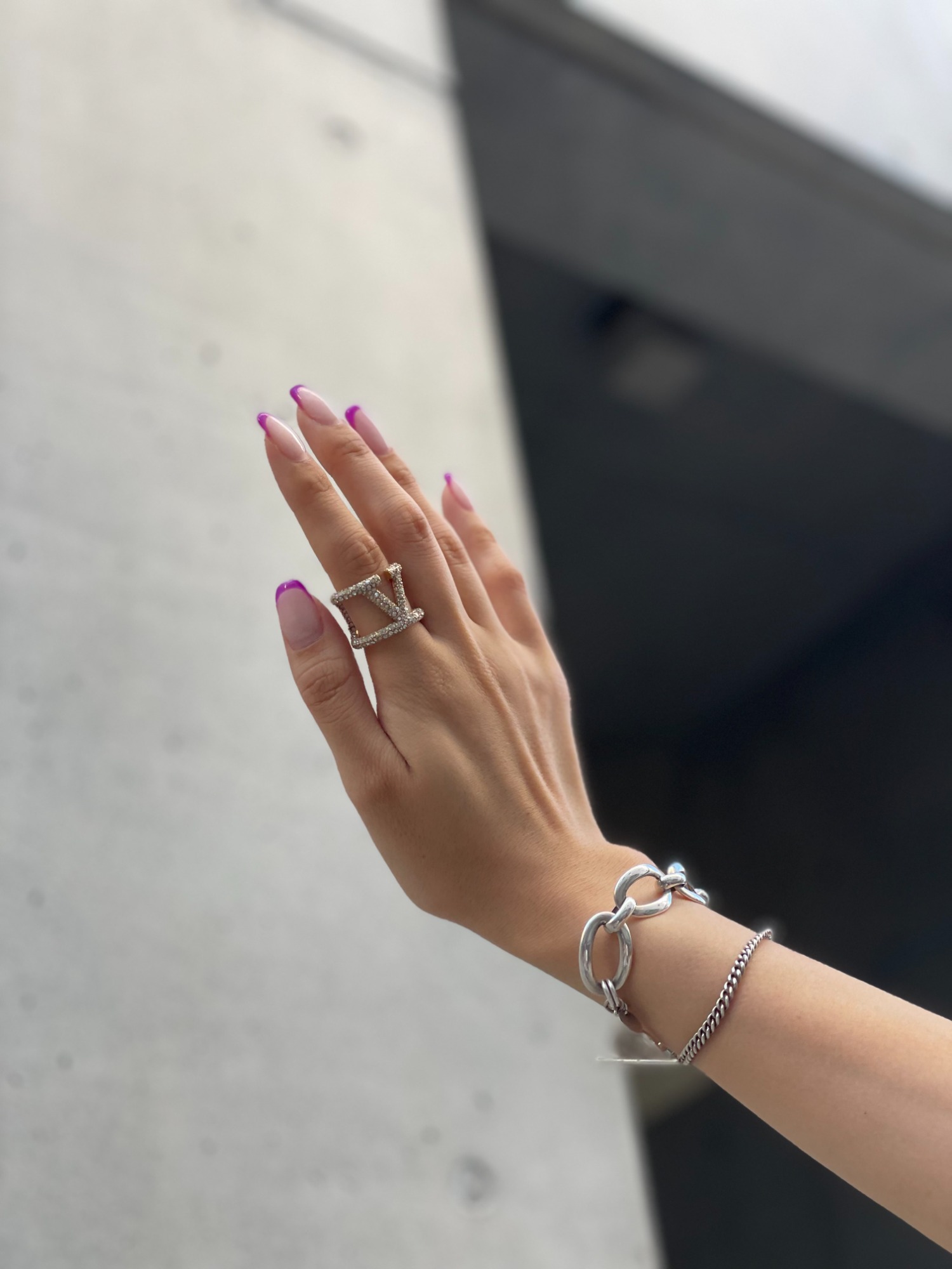 VALENTINO GARAVANIより「Golden Signature VLogo Crystal Ring