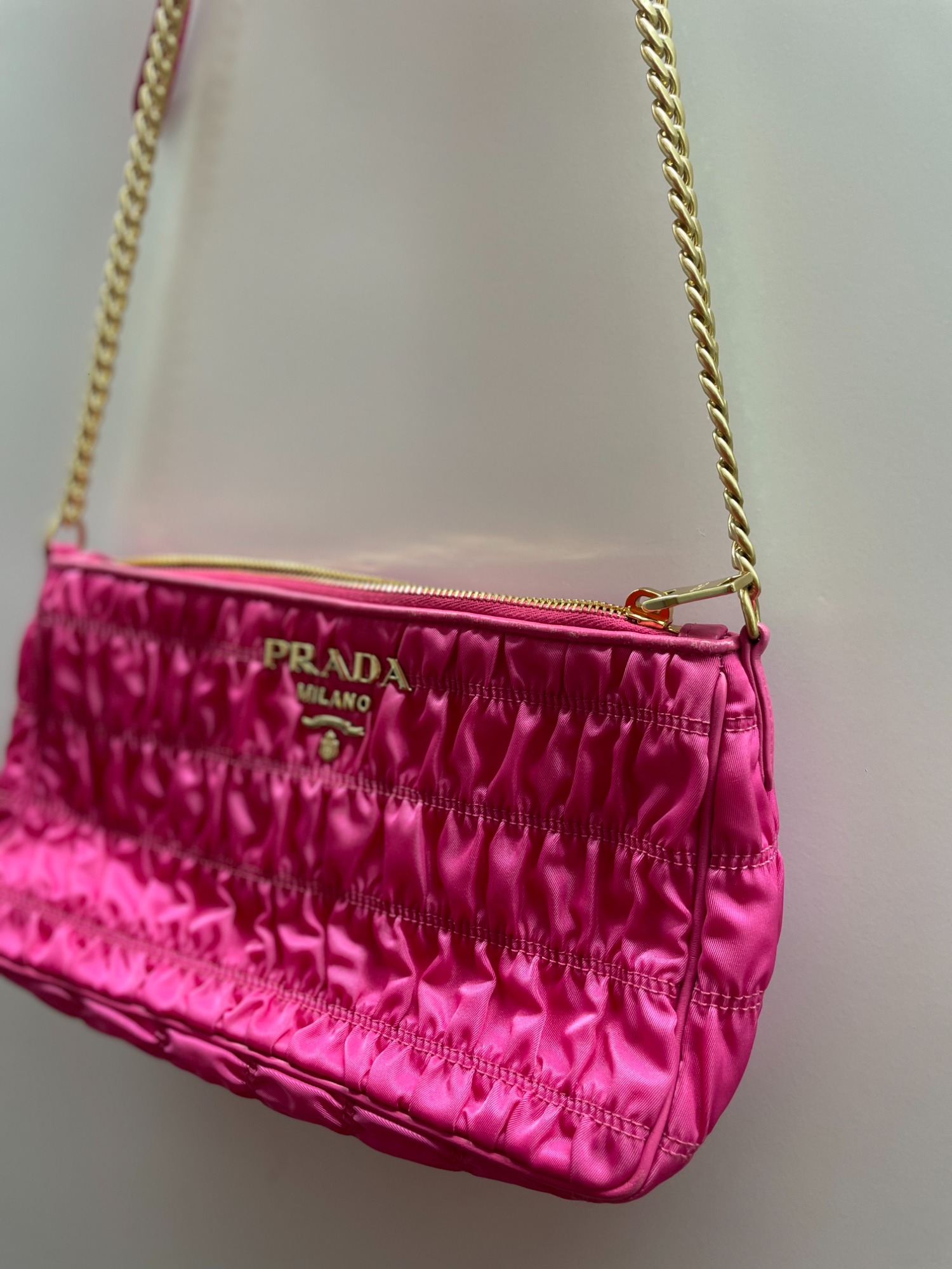 PRADA チェーンショルダーバッグピンク PRADA より チェーンショルダーバッグ が入荷しましたので紹介いたし