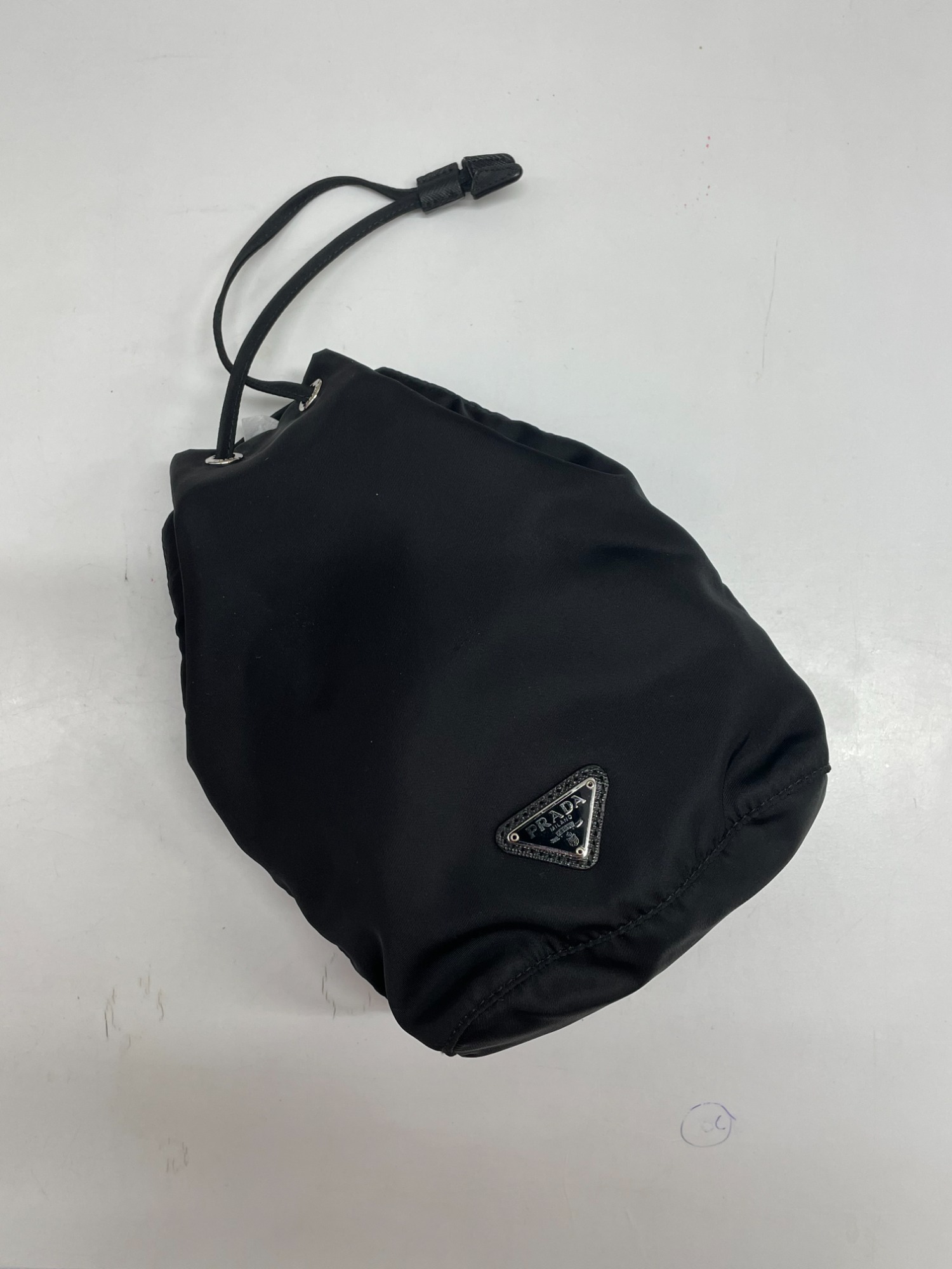 PRADA より サフィアーノ 巾着ポーチ が入荷しましたので紹介いたし